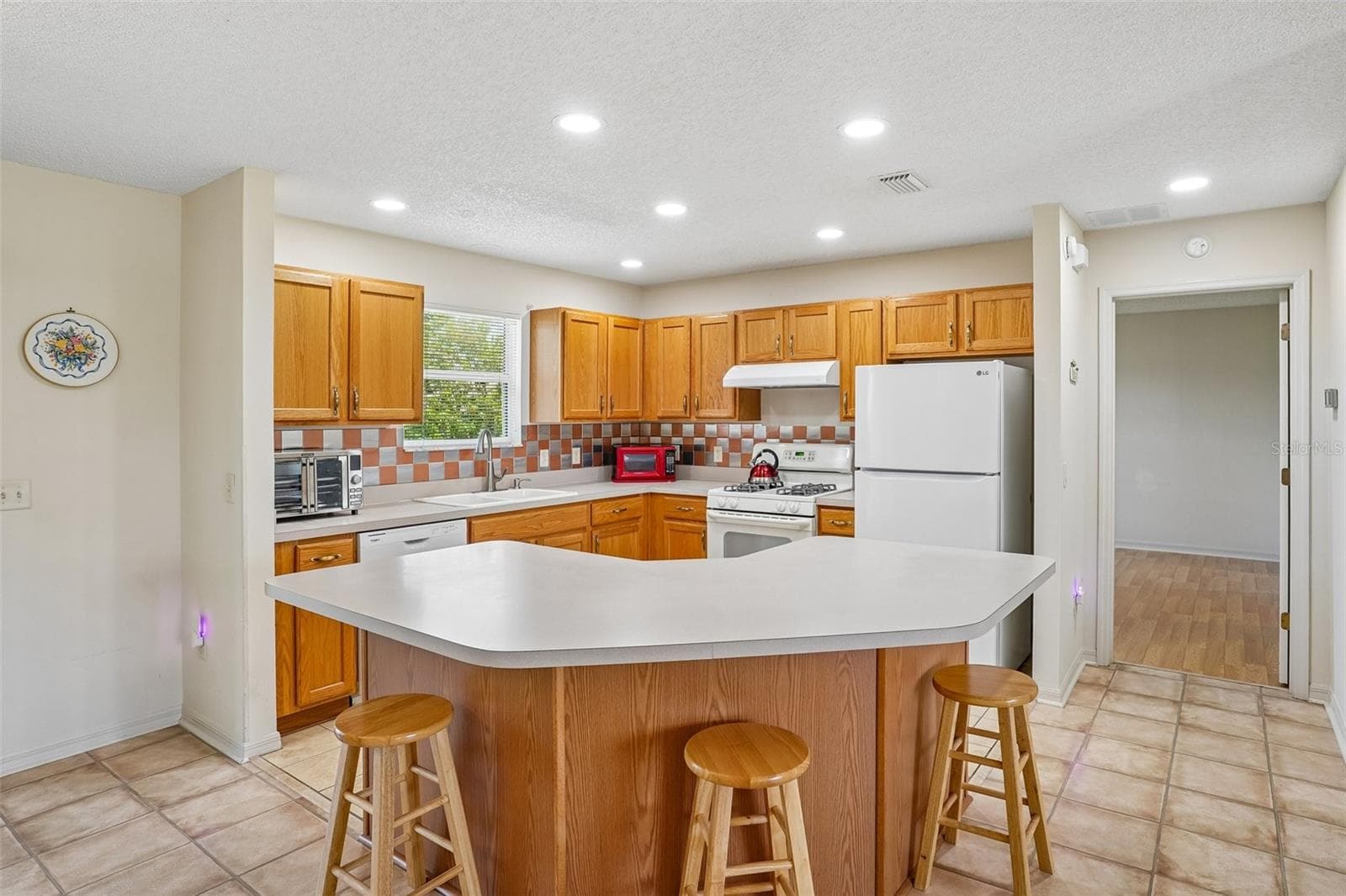 Kitchen Island to Kitchen - 970 KENOVA AVE, THE VILLAGES