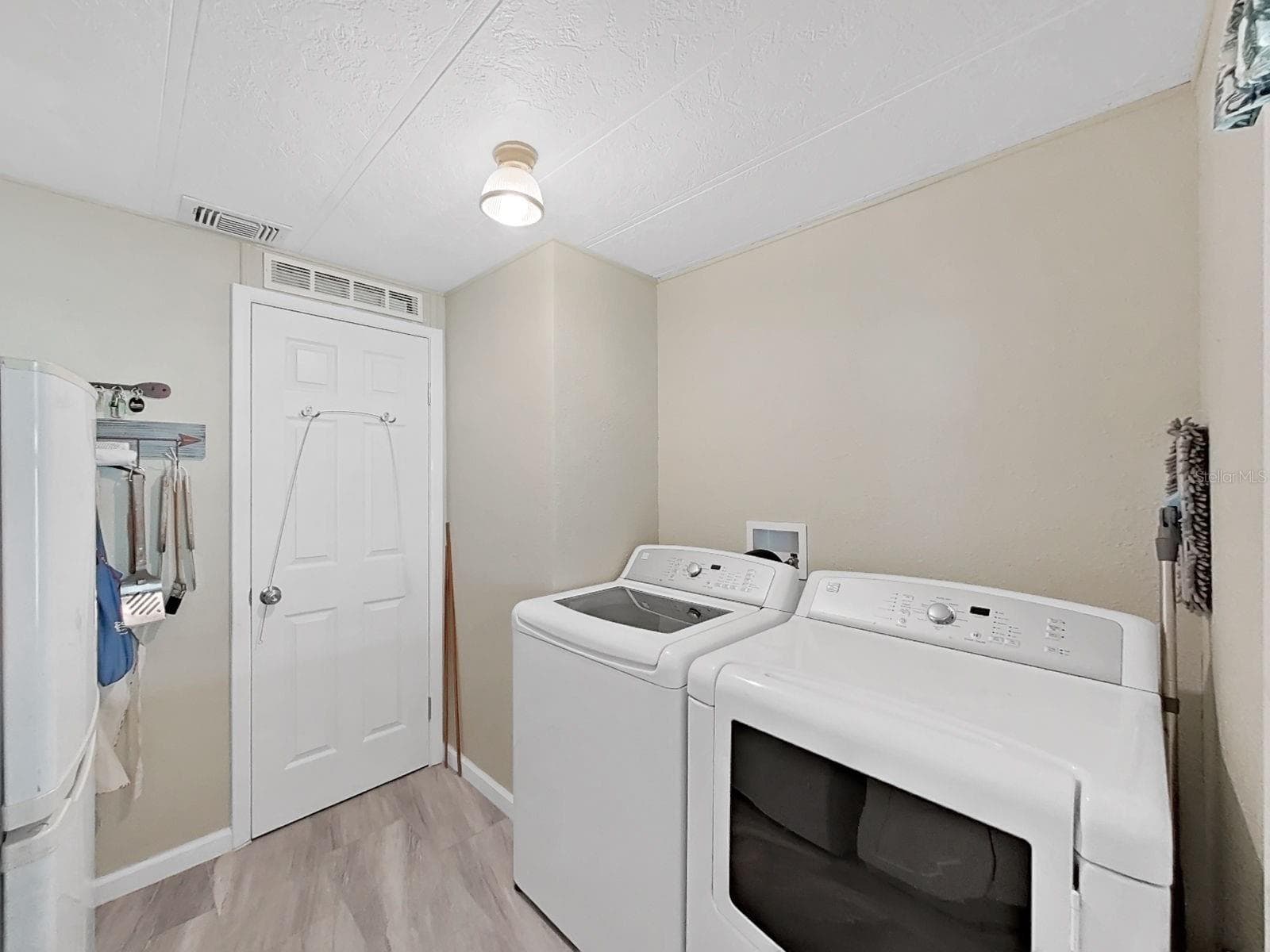 Manufactured Home at 5083 LODGEWOOD DR, LAKELAND, photo 31 of 42