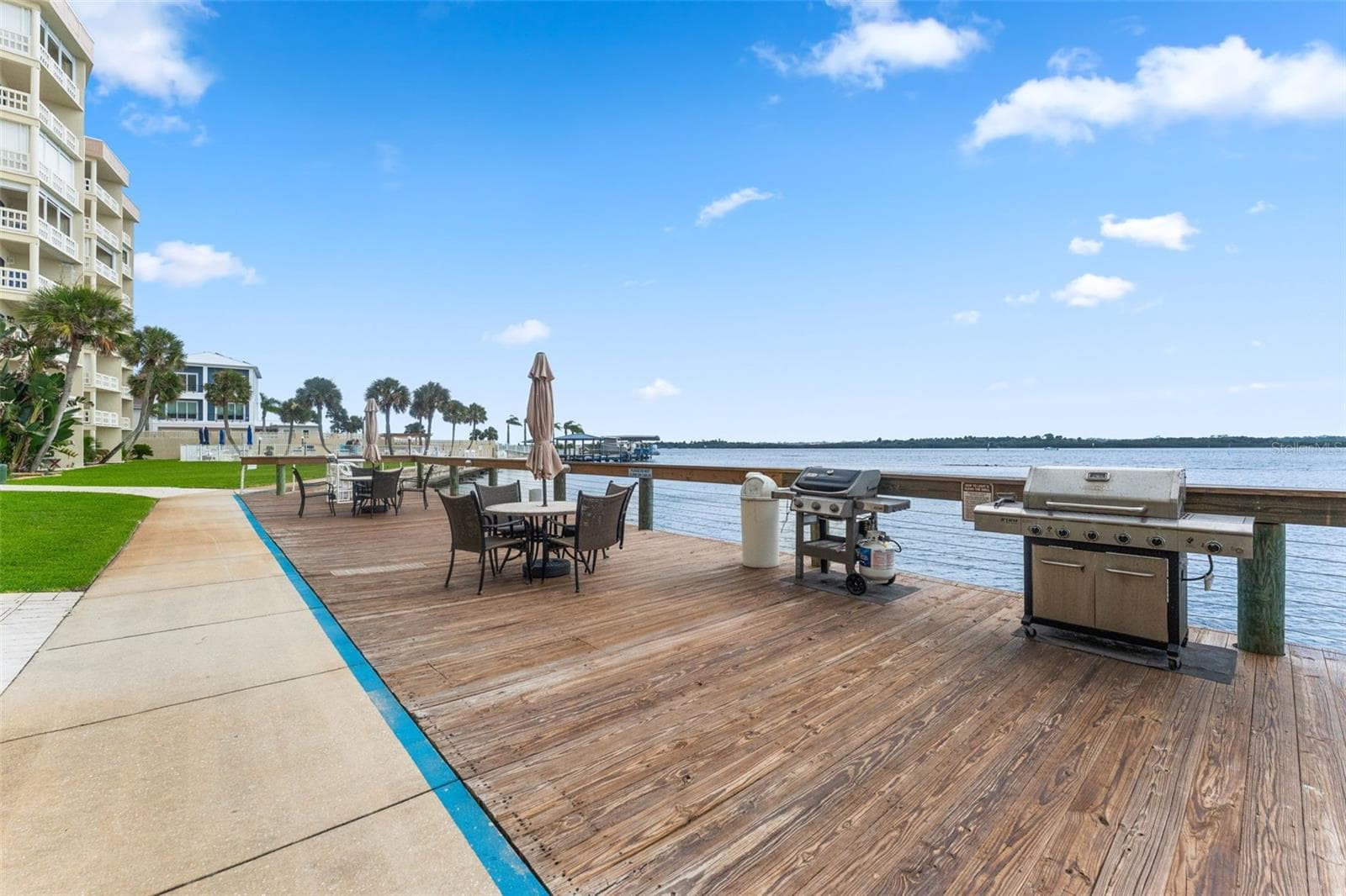 Residents and Guests BBQ with riverfront picnic tables - 3606 S PENINSULA DR #102, PORT ORANGE