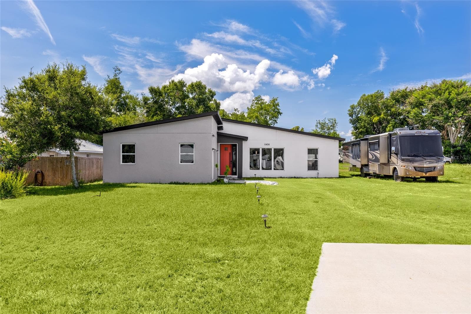 11426 LAKEVIEW DR