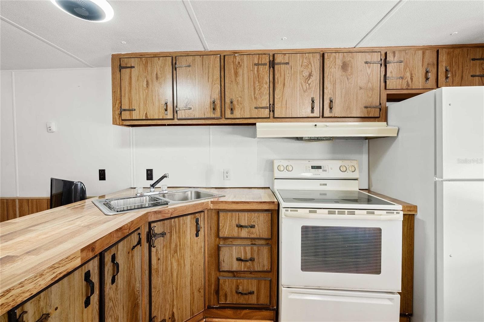 Manufactured Home at 5318 ASTRID DR, ZEPHYRHILLS, photo 7 of 33
