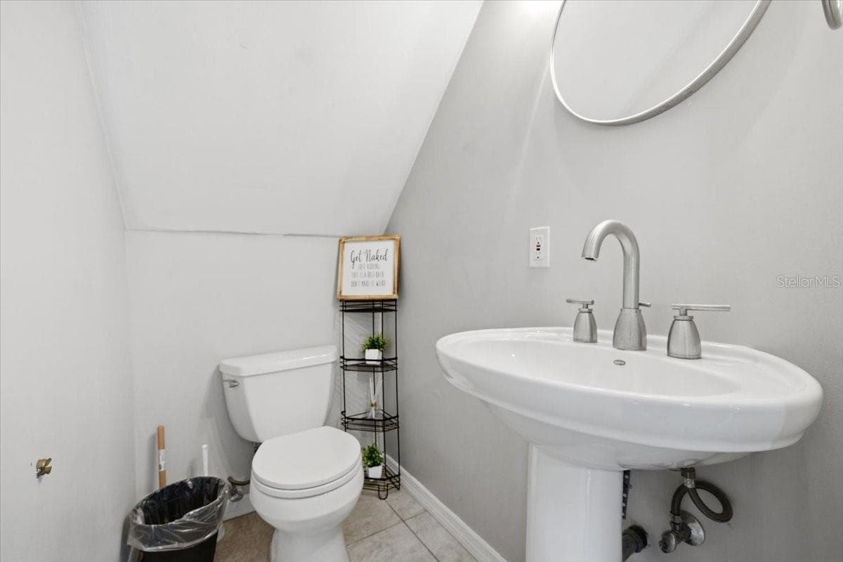 1st flr bathroom - 4710 TRAVERTINE DR, TAMPA