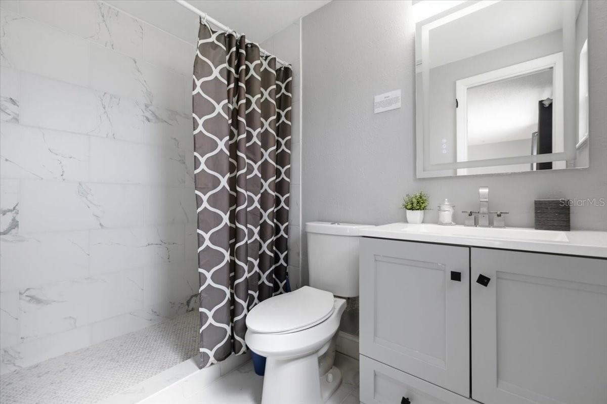 Primary Bathroom - 4710 TRAVERTINE DR, TAMPA
