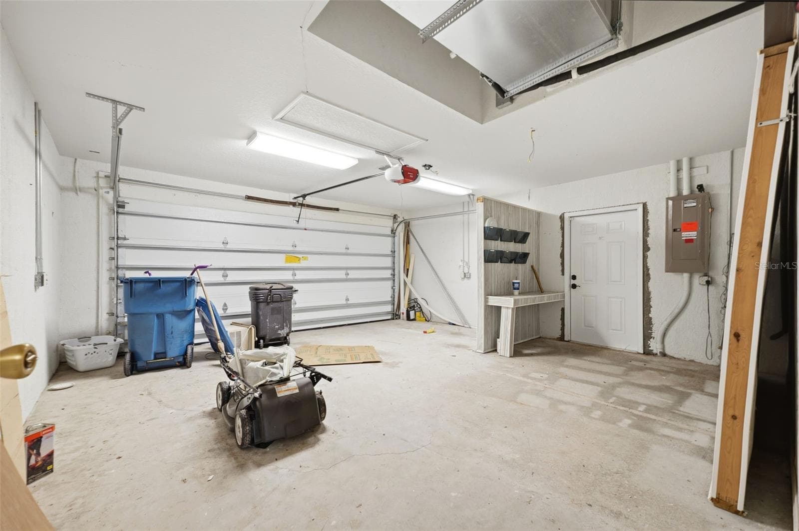 Garage - 10154 SPRING HILL DR, SPRING HILL