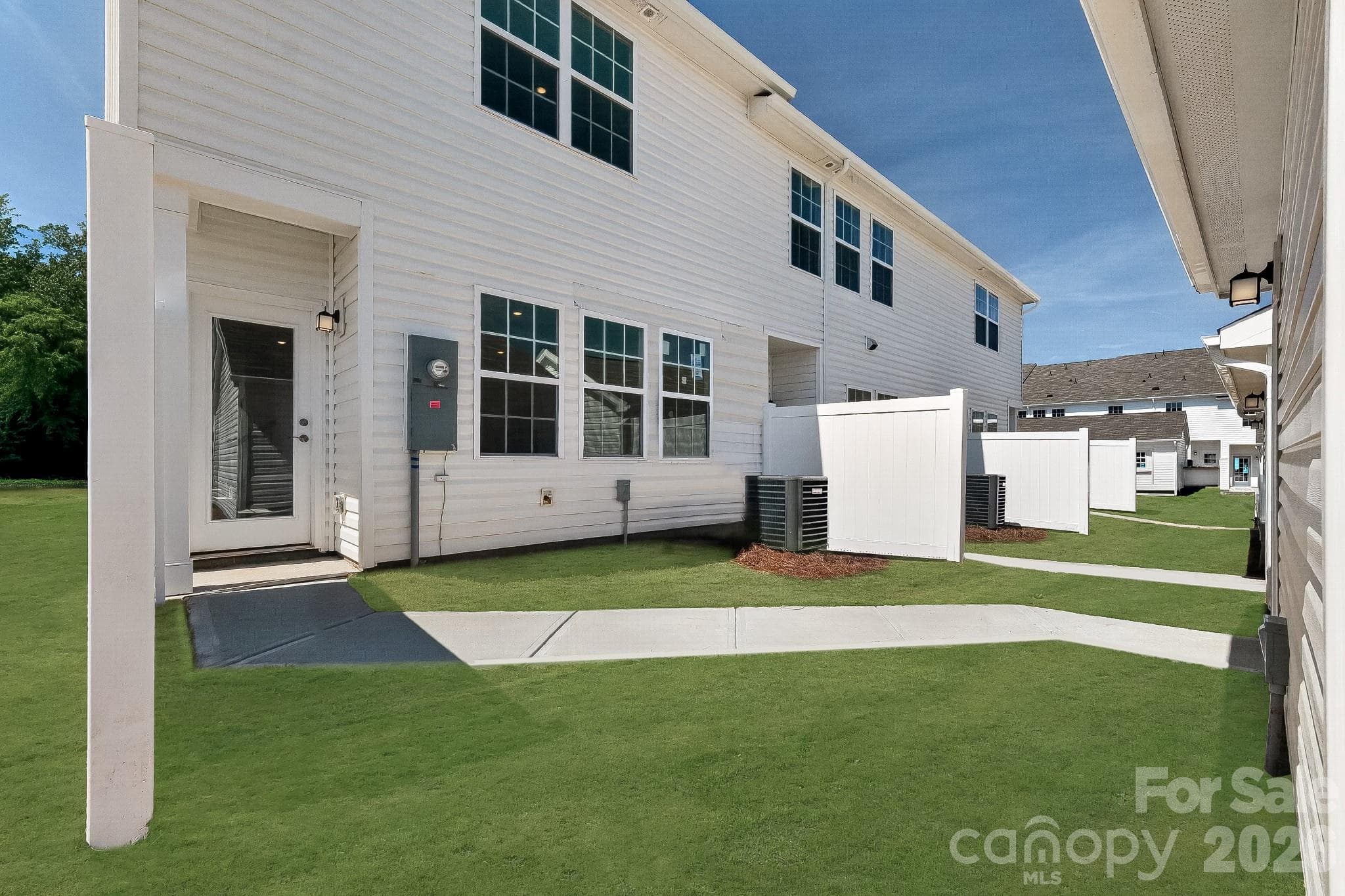 Townhouse at 8121 McGarry Trail, Charlotte, photo 2 of 16