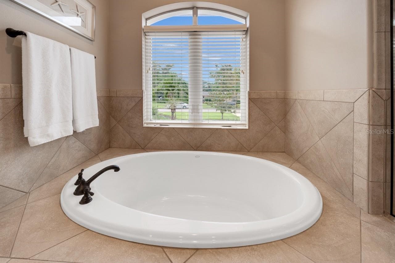 Single Family Residence at 5918 BAHAMA SHORES DR S, ST PETERSBURG, photo 14 of 46