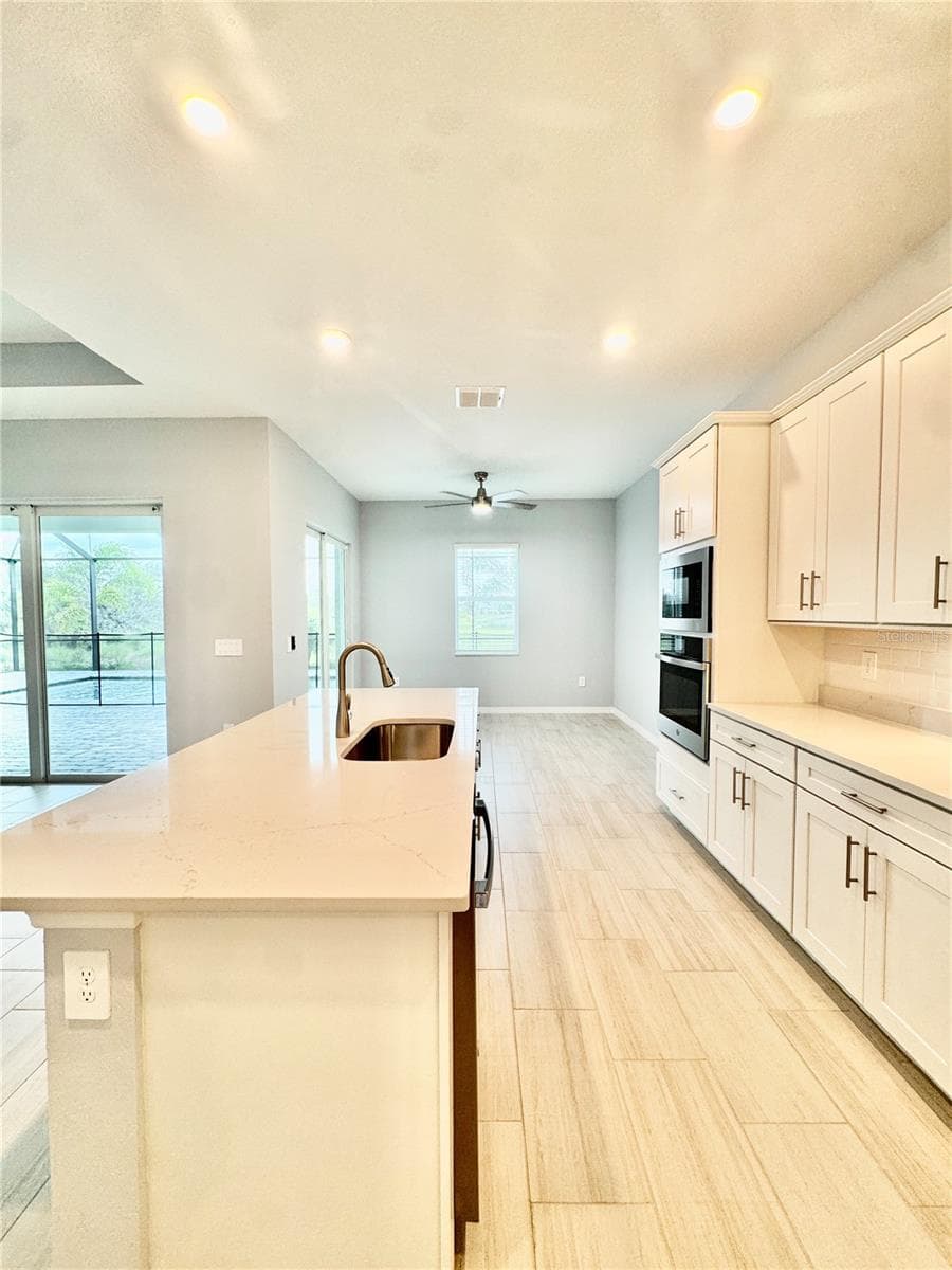 Single Family Residence at 19227 SCALLOP LOOP, LAKEWOOD RANCH, photo 12 of 42