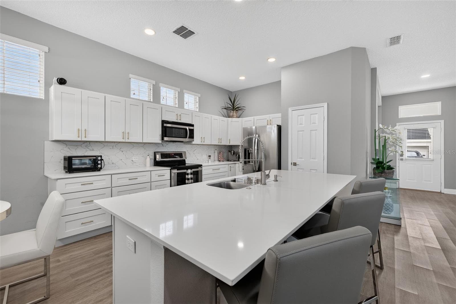 Beautifully updated, Modern, Huge Island for entertaining and soft close Cabinetry - 167 LONGVIEW AVE, CELEBRATION