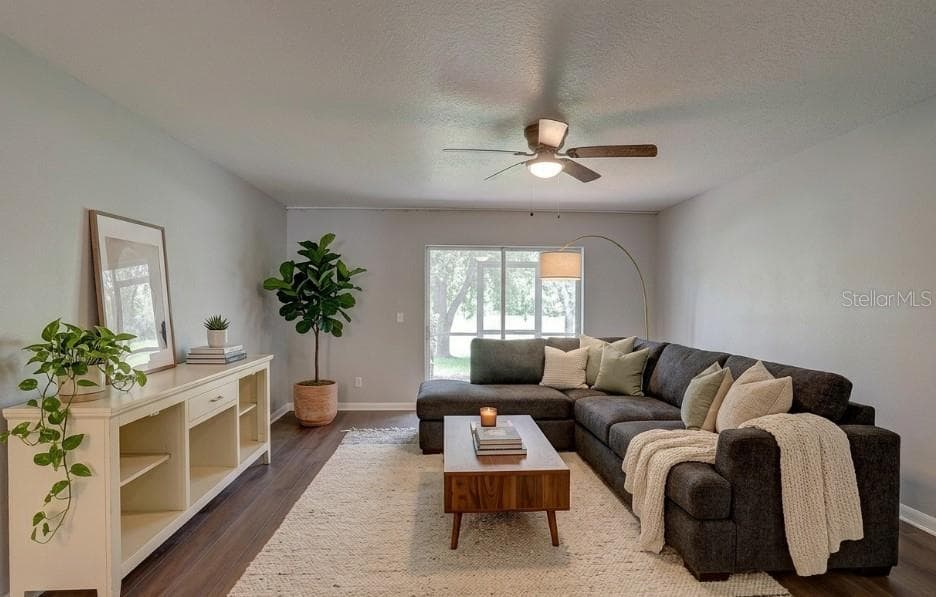 Virtual stage Living room - 9516 CHARLESBERG DR, TAMPA