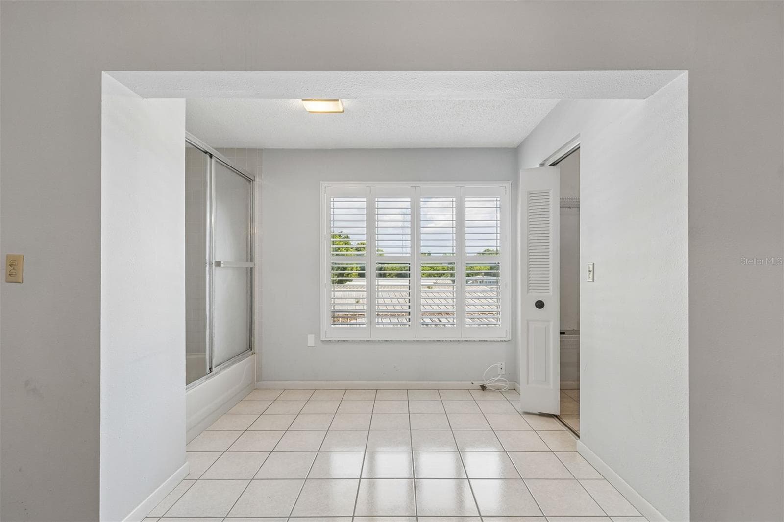 Separate shower walk in closet and dressing area - 2131 RIDGE RD S #99, LARGO