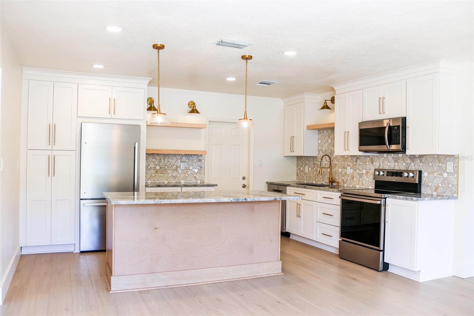 Single Family Residence at 4211 W BAY VIEW AVE, TAMPA, photo 5 of 26