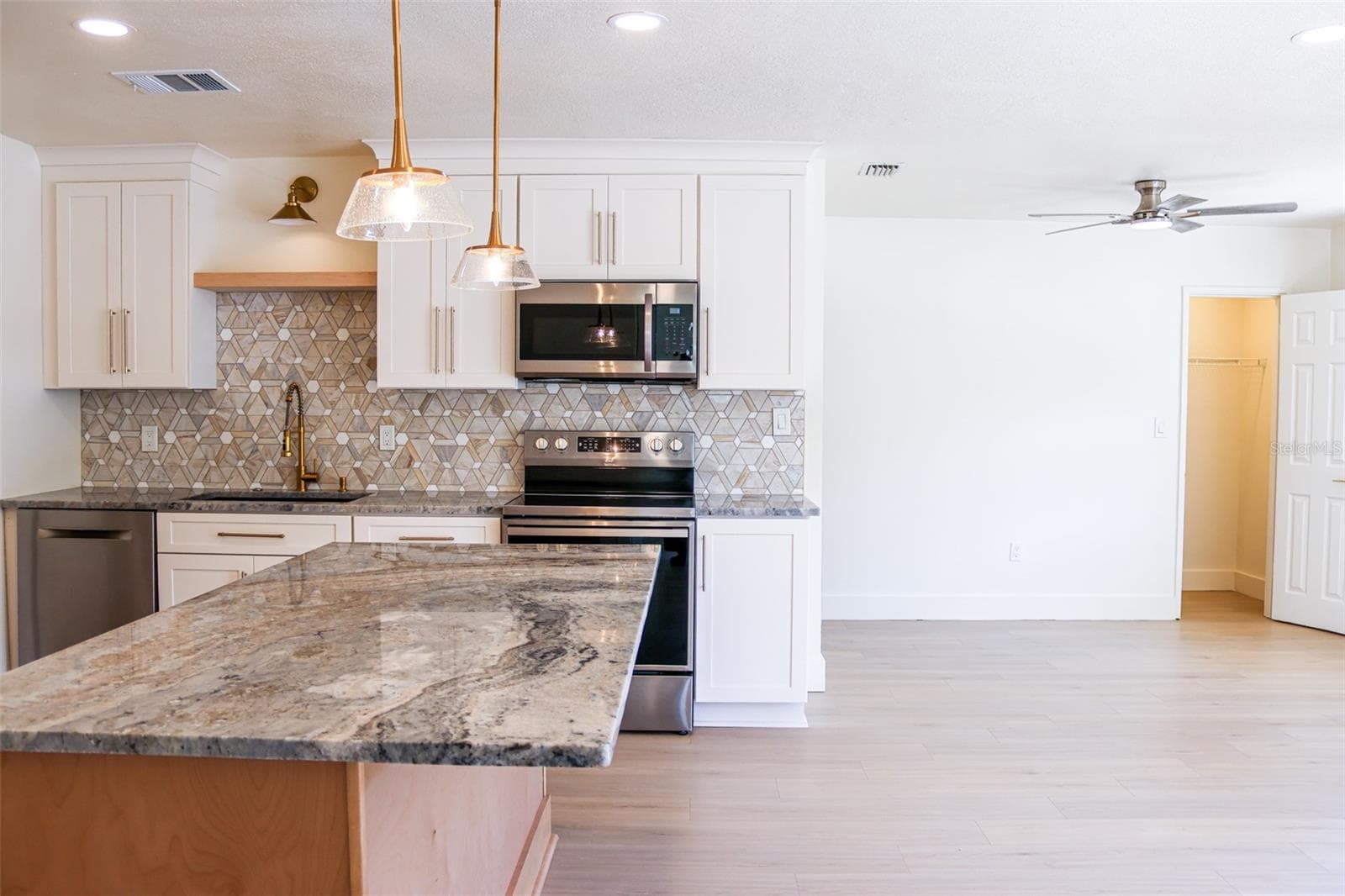 Single Family Residence at 4211 W BAY VIEW AVE, TAMPA, photo 10 of 26