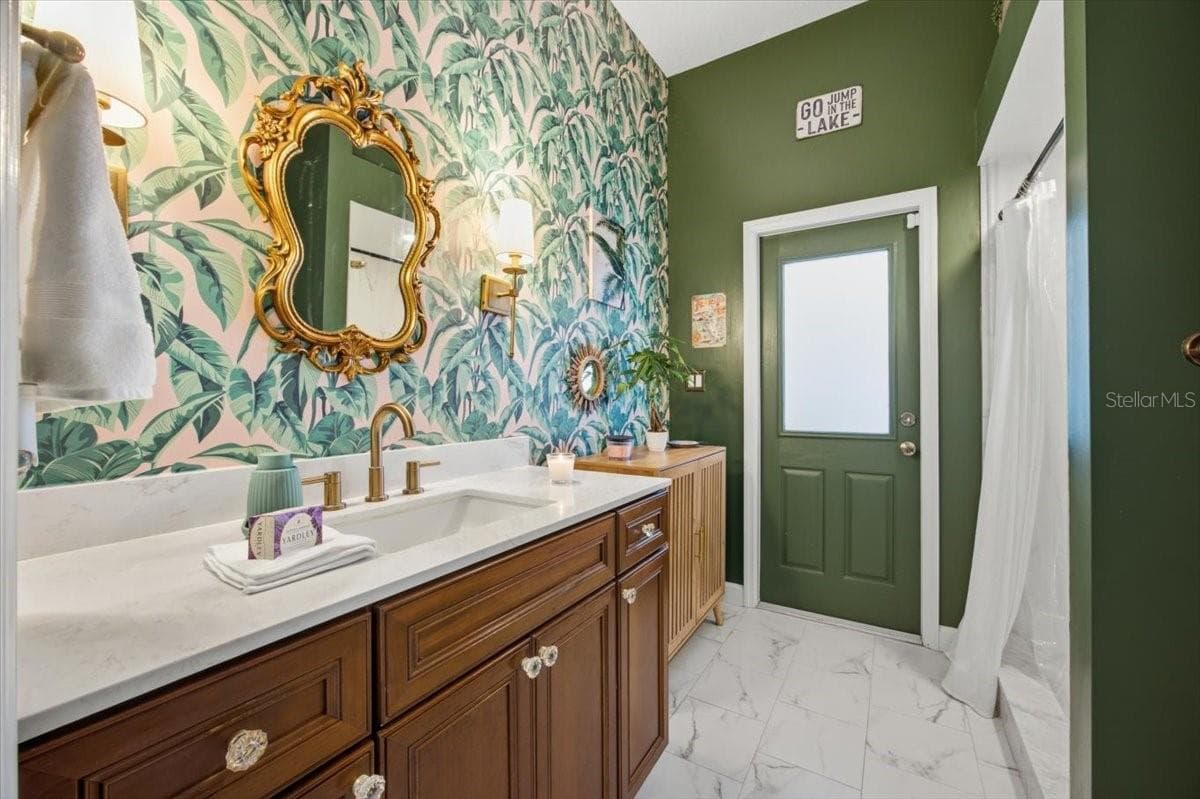 Bathroom 2 - great bathroom for the pool and guests - 915 N CROOKED LAKE DR, BABSON PARK