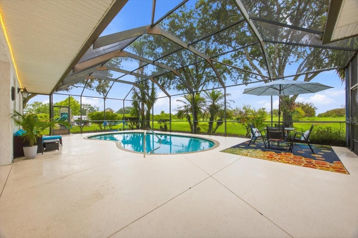 Lots of pool deck space for entertaining and enjoyment - 915 N CROOKED LAKE DR, BABSON PARK