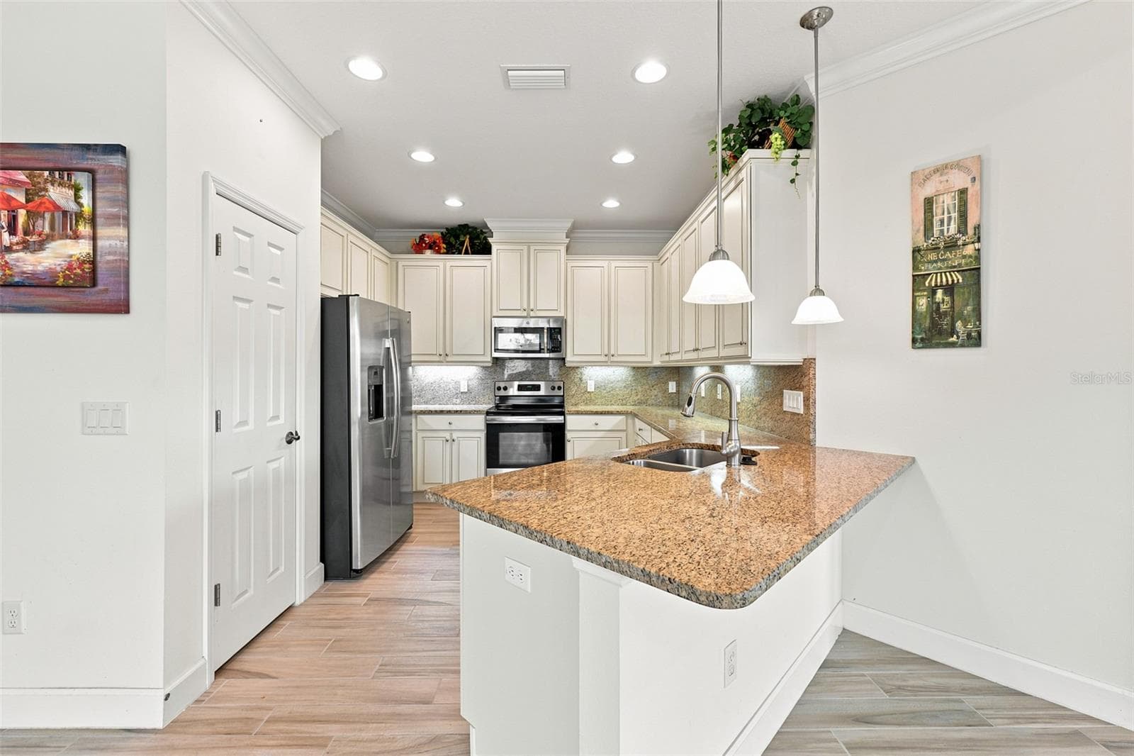 Villa at 623 CHIPPER DR, SUN CITY CENTER, photo 7 of 43