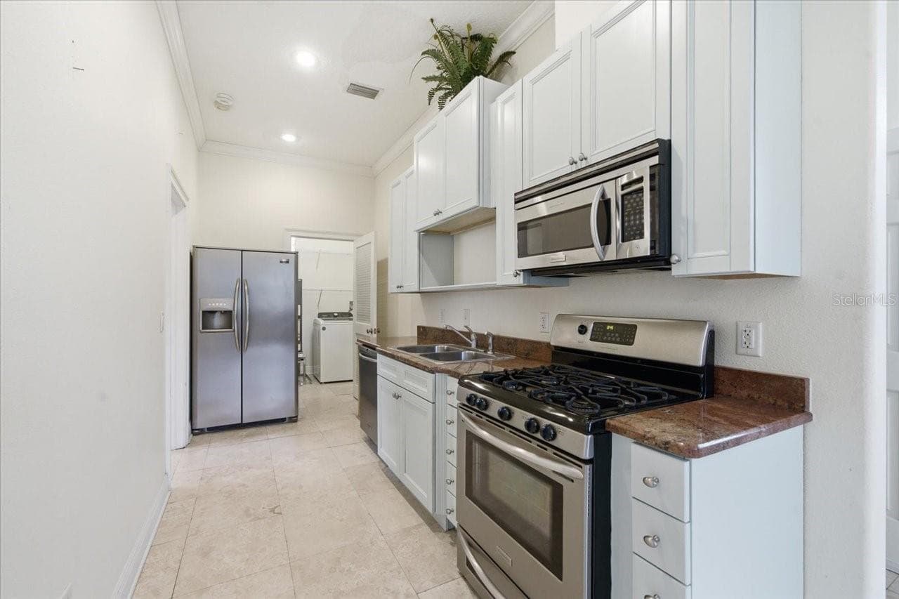 MIL Kitchen - 19402 JACOBS RIVER RUN, LUTZ