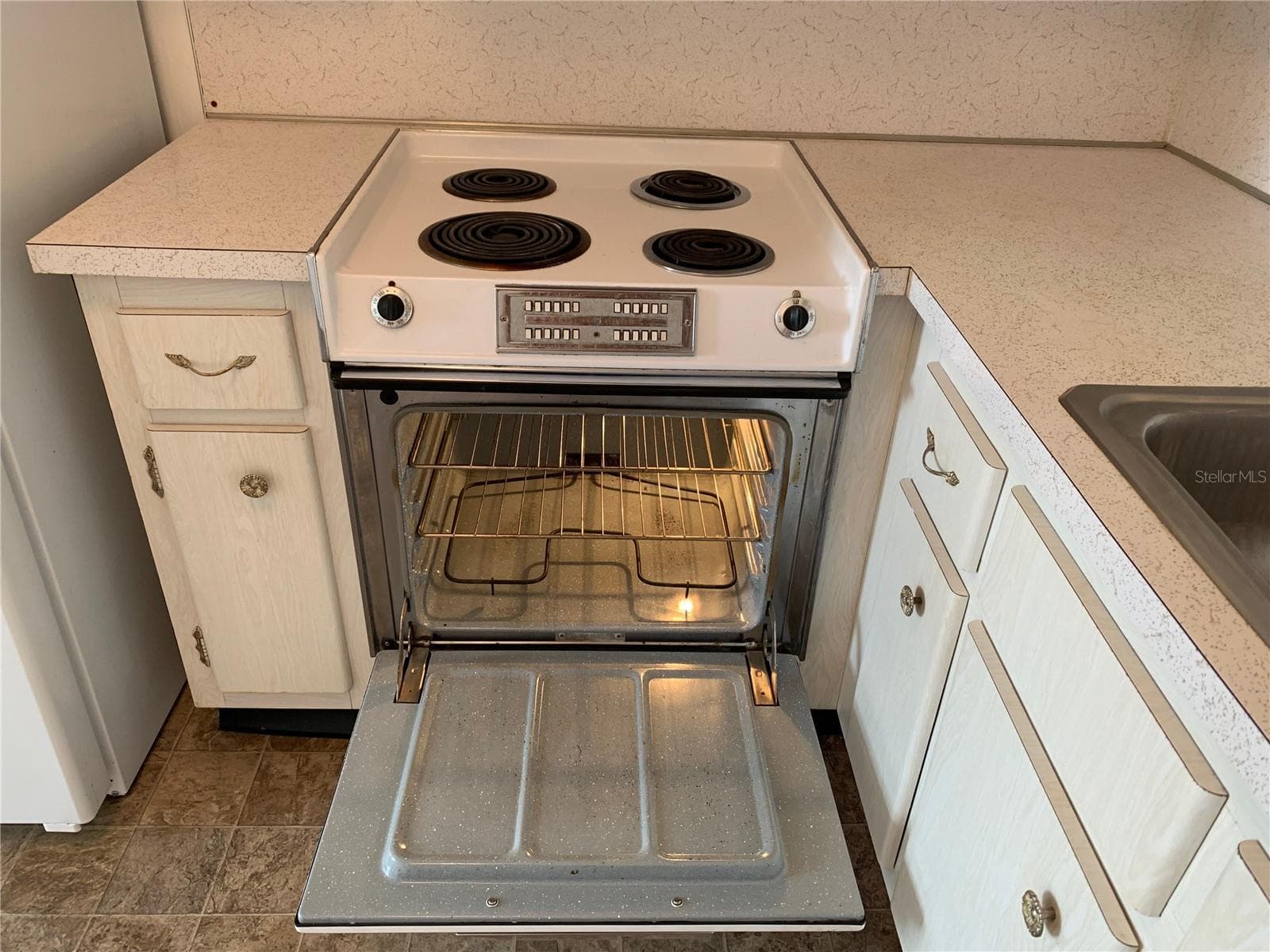 Electric range...yes, it's old but it's hard to kill these things! - 8126 112TH ST #203, SEMINOLE