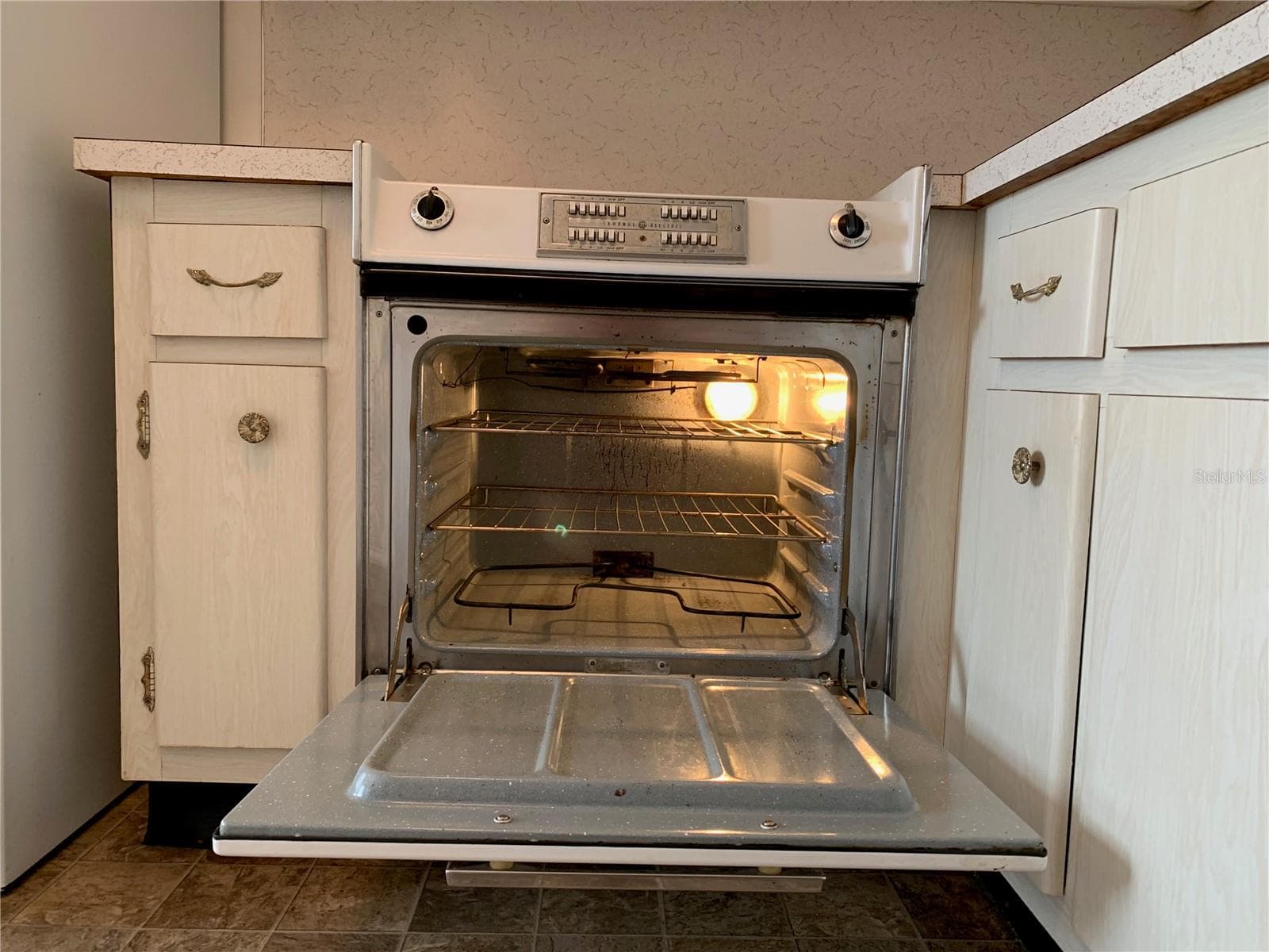 Electric range - 8126 112TH ST #203, SEMINOLE