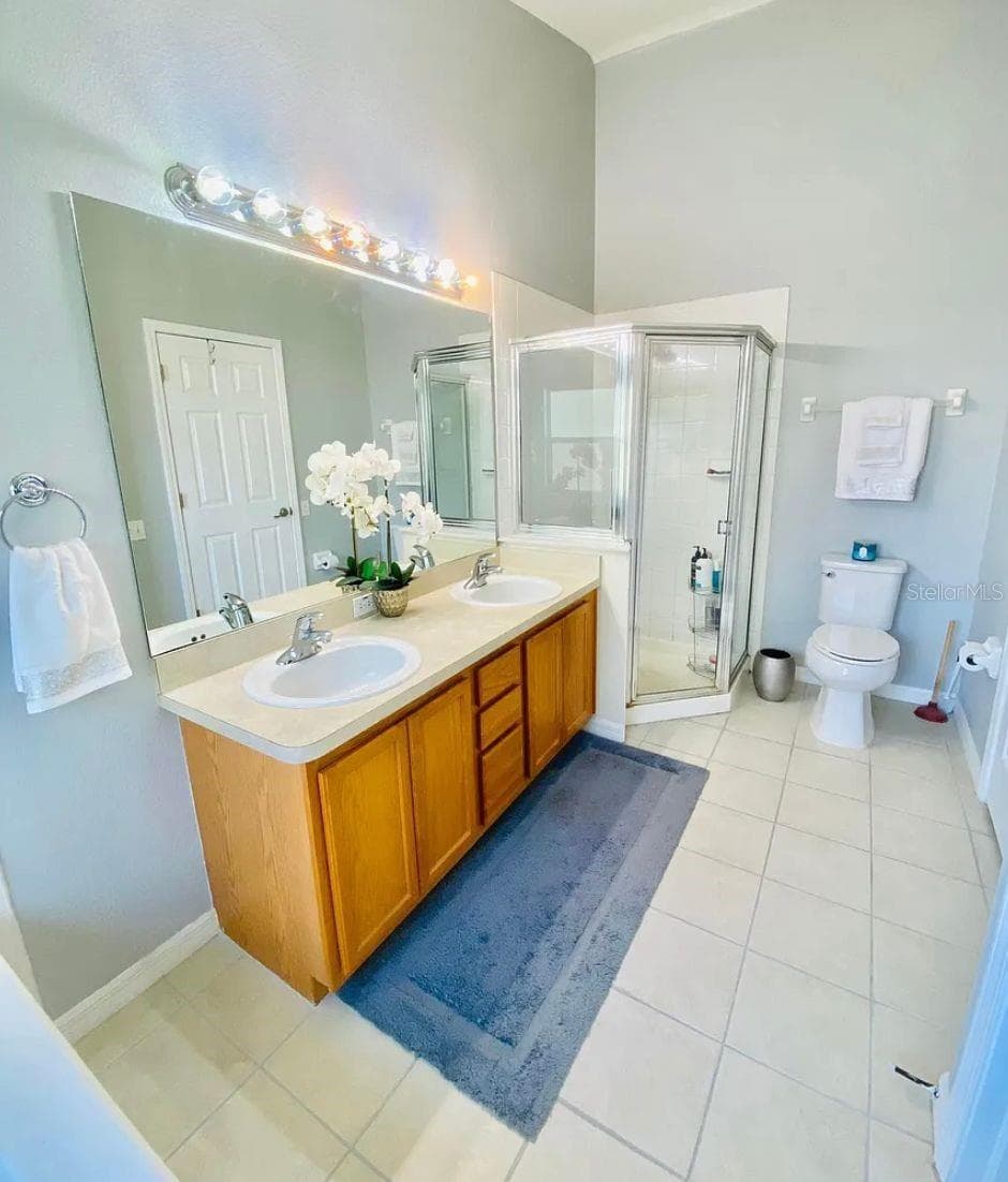 Primary bathroom when it was decorated - 8013 BOONE DR, LARGO