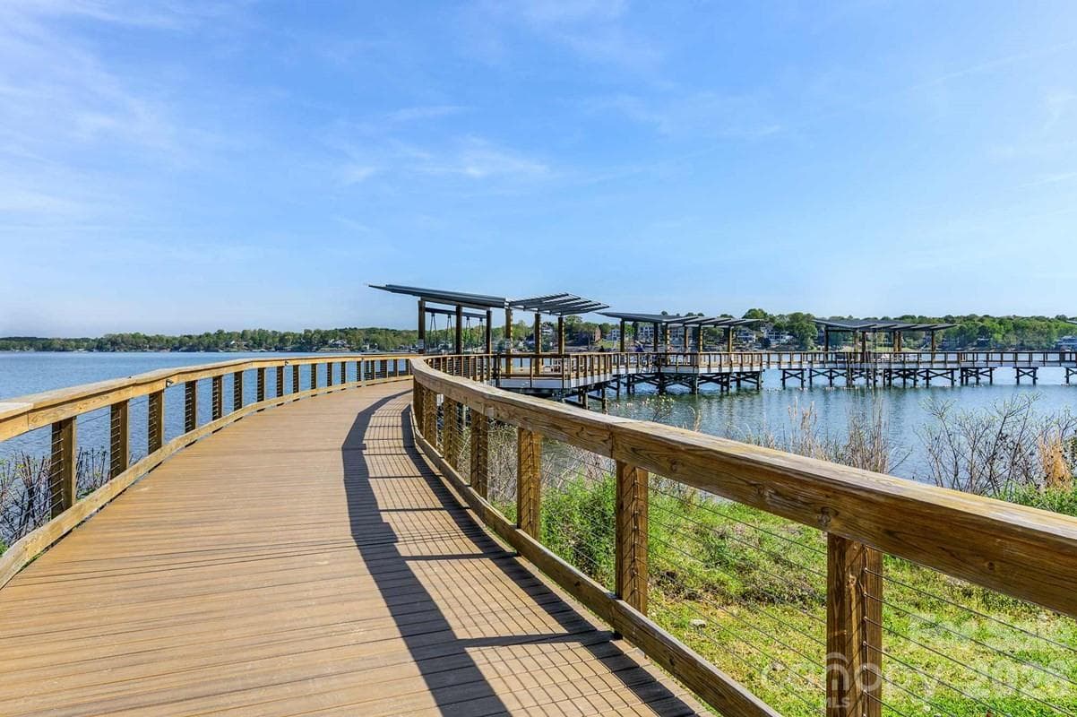 Fish or stroll at nearby Ebenezer Park on Lake Wylie - Rock Hill