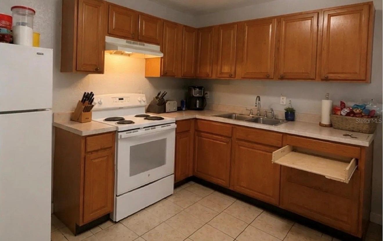 Single Family Residence at 107 LAKE ELIZABETH DR #B, WINTER HAVEN, photo 2 of 6