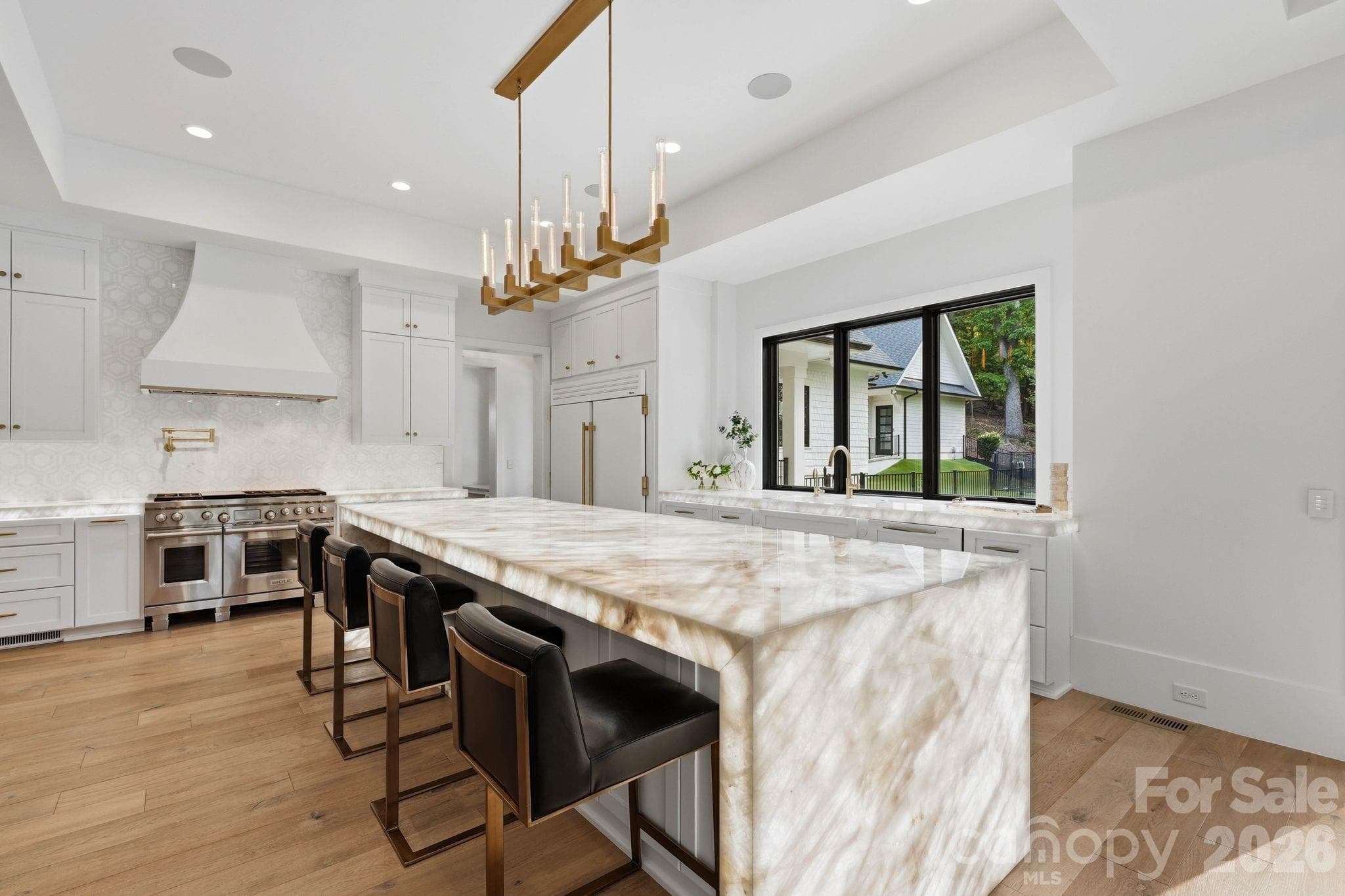 Chef's kitchen with designer appliances - 13702 Sage Thrasher Lane, Charlotte