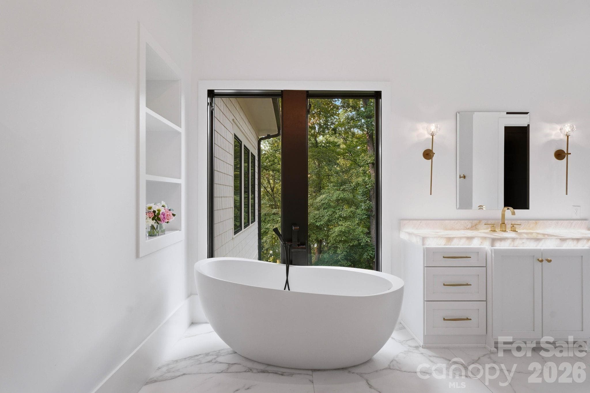All the details in the curved soaking tub. - 13702 Sage Thrasher Lane, Charlotte