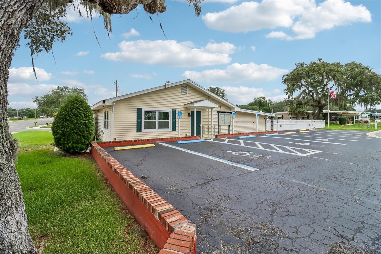 Community clubhouse - 2341 W COACH N FOUR DR, LEESBURG