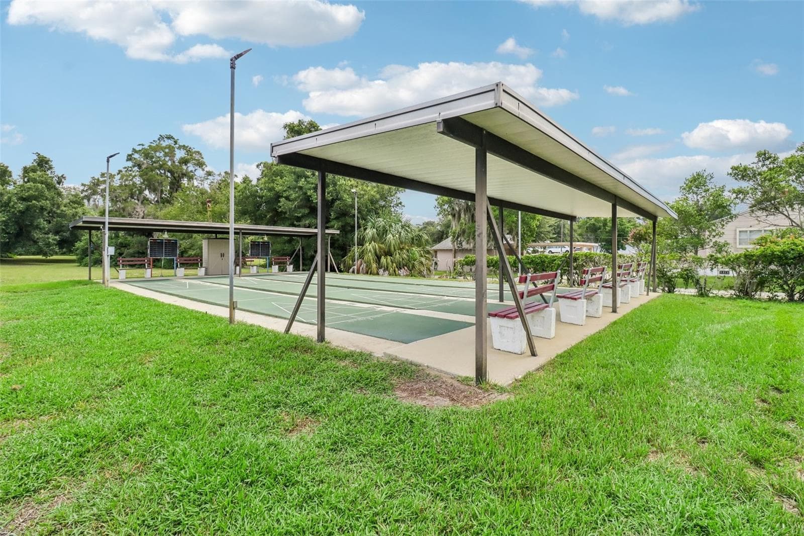 Covered shuffleboard gaming area - 2341 W COACH N FOUR DR, LEESBURG