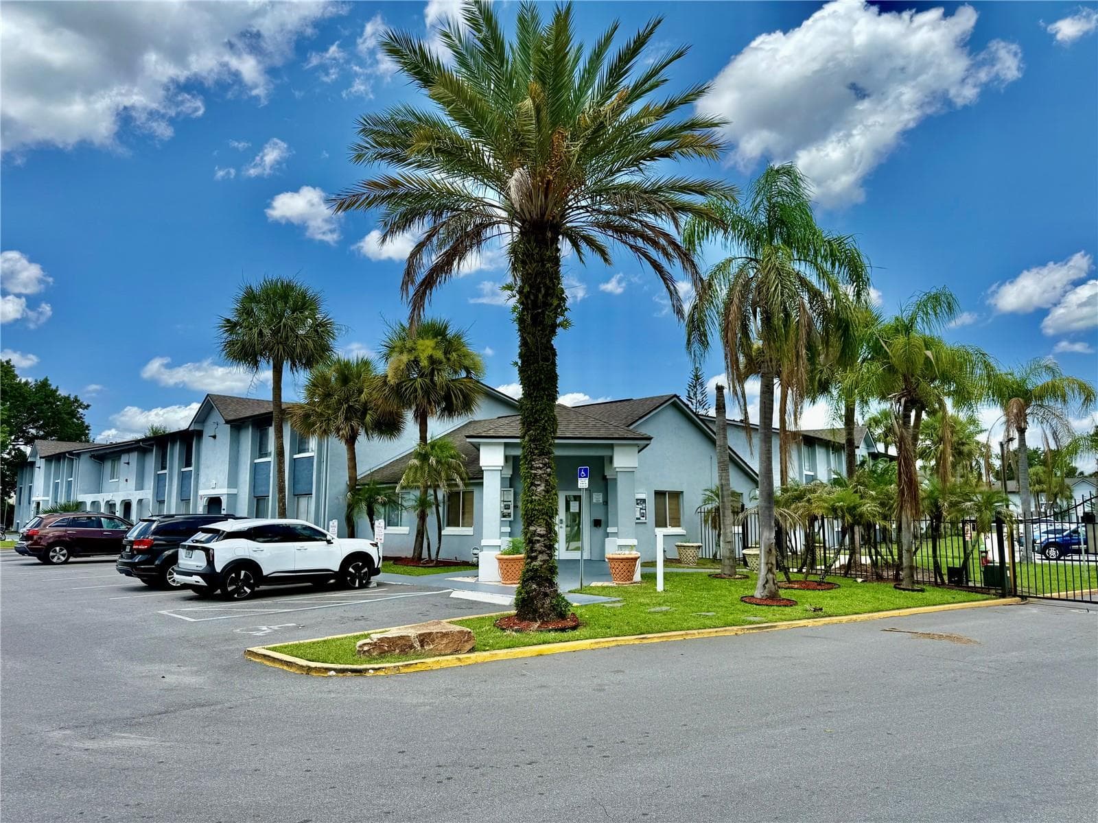 Apartment complex view - 4805 S TEXAS AVE #4805C, ORLANDO