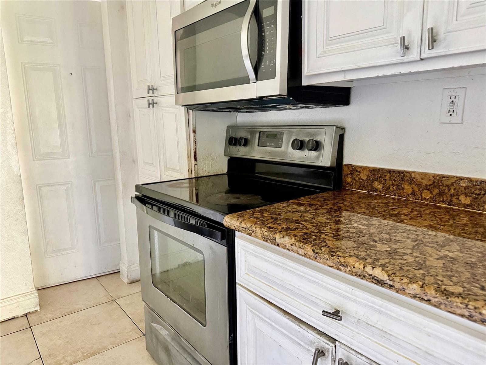 Stove and Microwave - 4805 S TEXAS AVE #4805C, ORLANDO