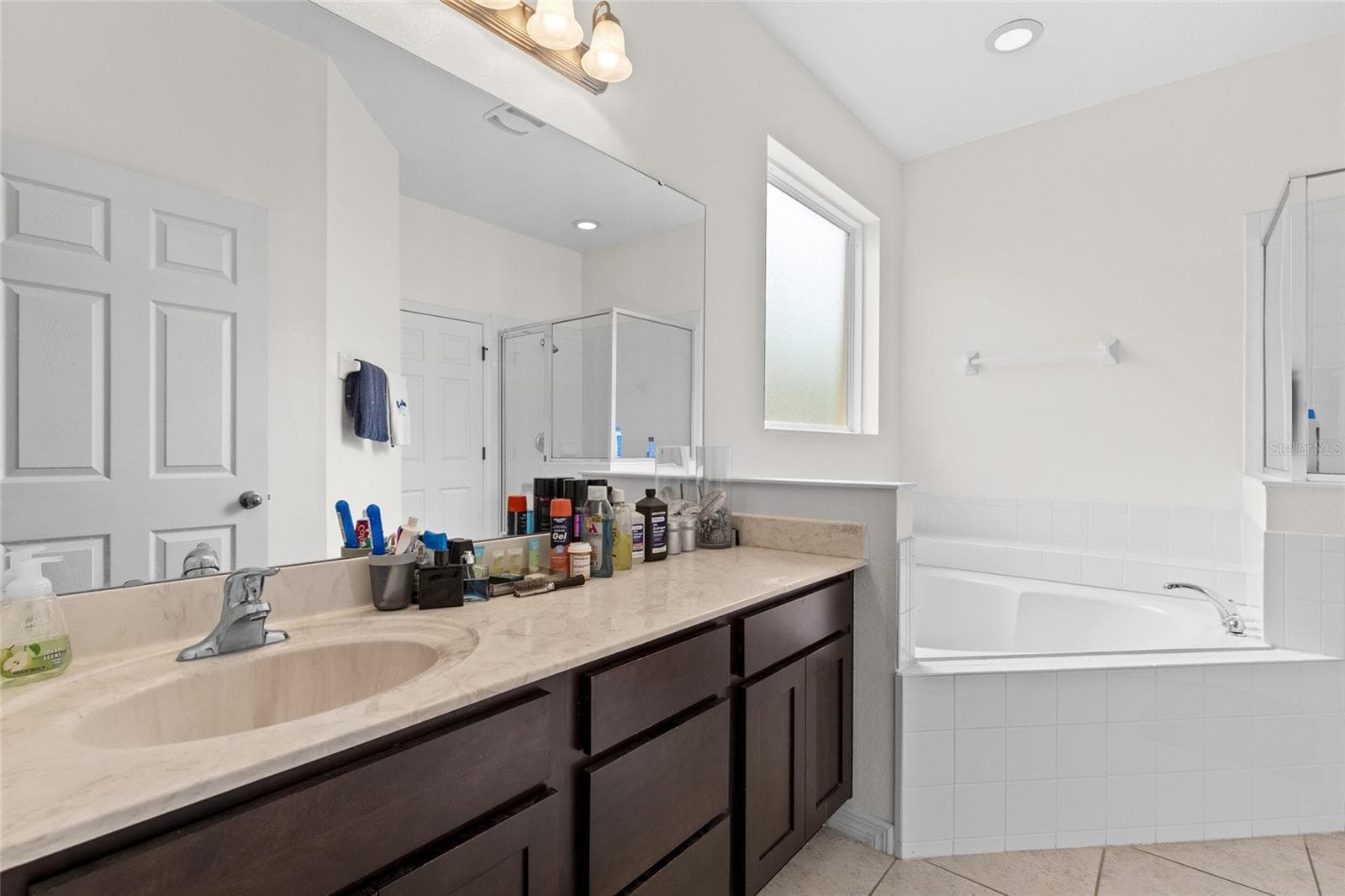 Primary Bath with Garden Tub - 2501 DHARMA CIR, KISSIMMEE