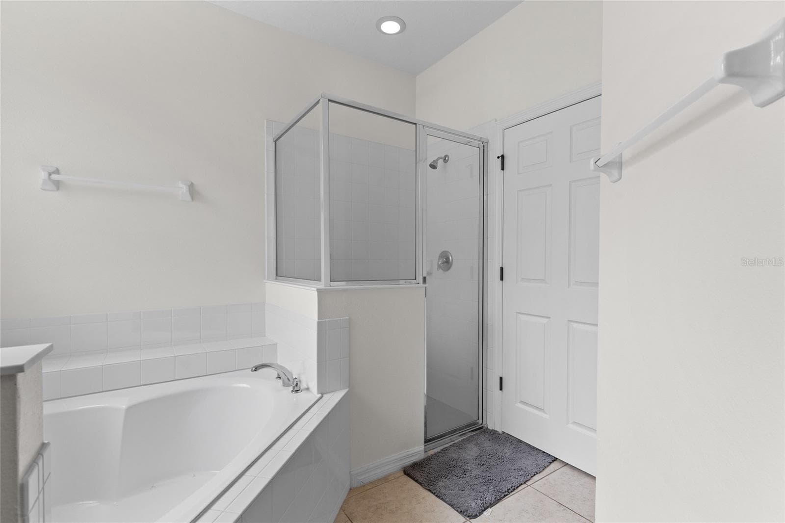 Tub and Shower - 2501 DHARMA CIR, KISSIMMEE