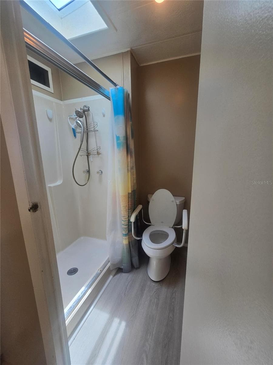 Primary bath with sunlight - 4645 BURNEY DR, HOLIDAY