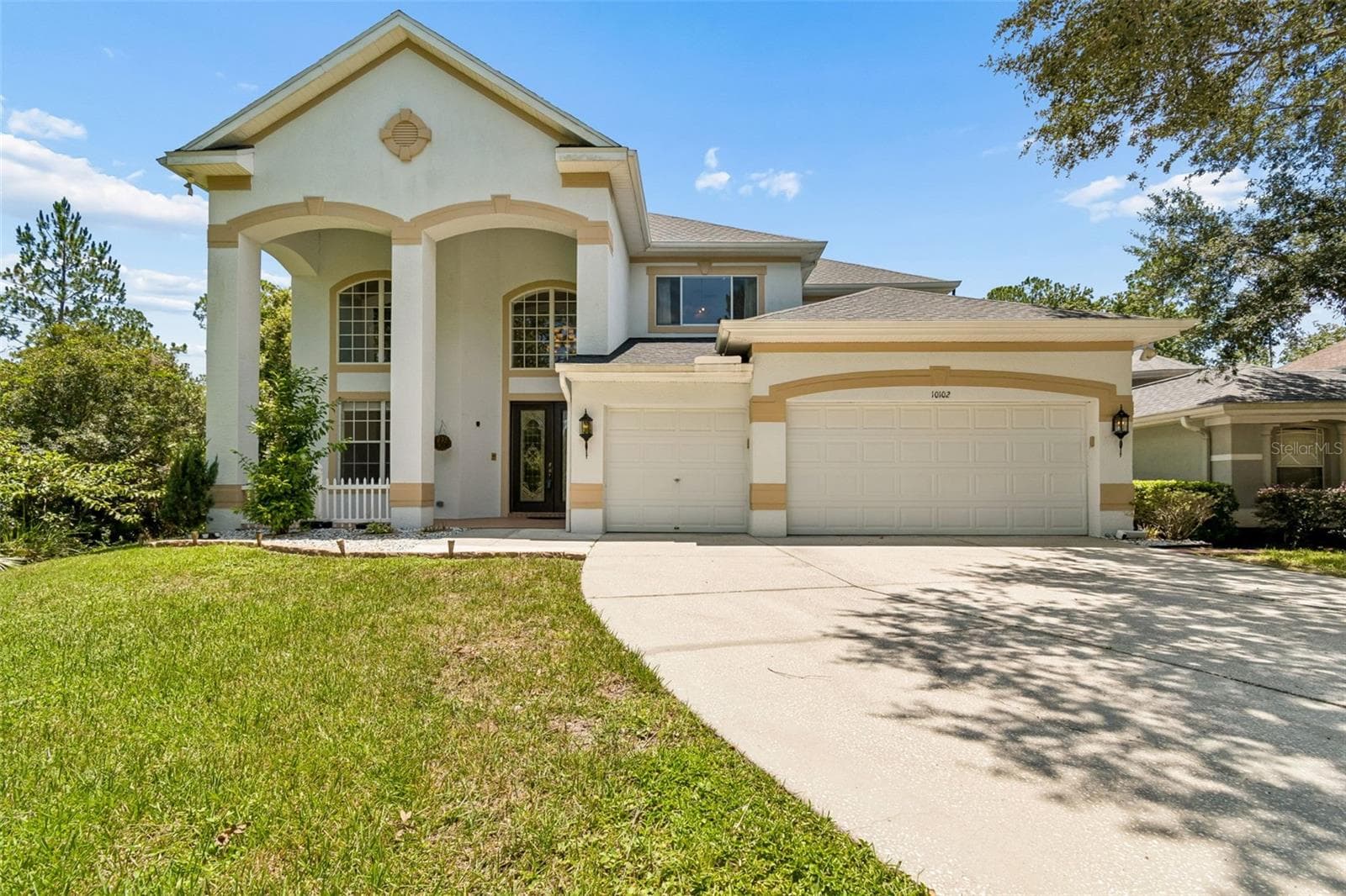 Single Family Residence at 10102 DEERCLIFF DR, TAMPA, photo 2 of 92