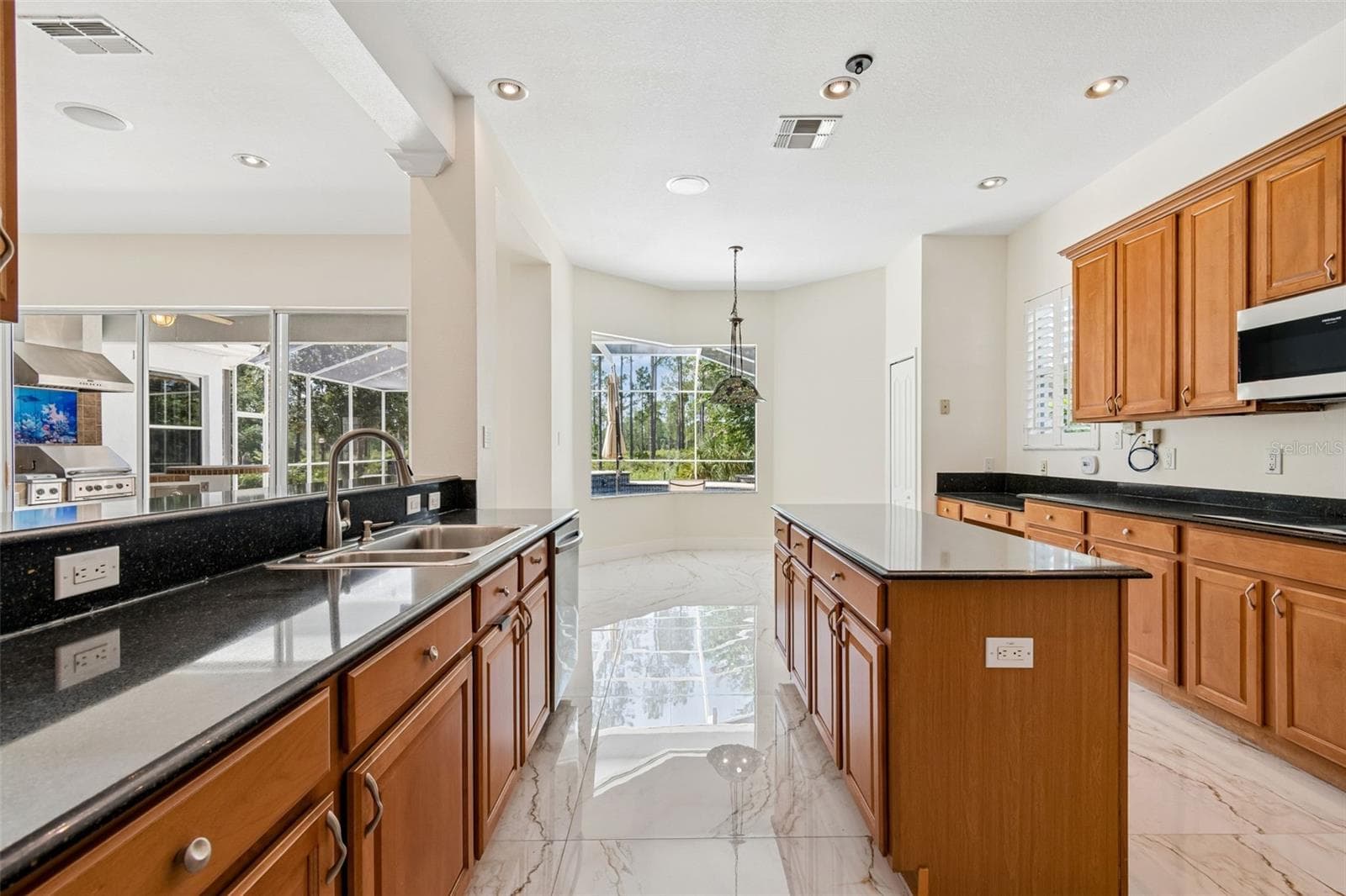 Single Family Residence at 10102 DEERCLIFF DR, TAMPA, photo 19 of 92