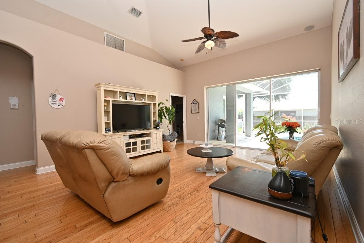 Single Family Residence at 12106 PALM ST, SAN ANTONIO, photo 11 of 37