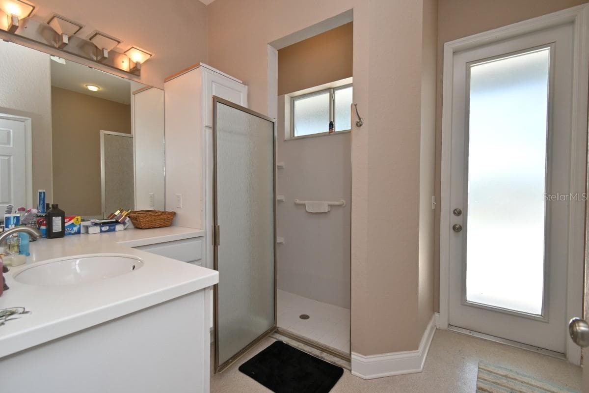 WALK-IN SHOWER -ACCESS TO POOL - 12106 PALM ST, SAN ANTONIO