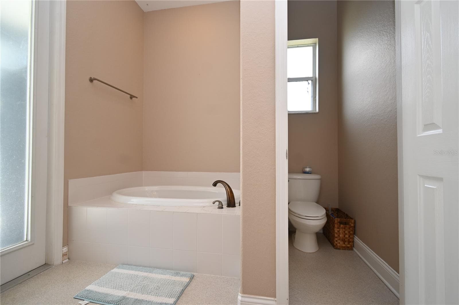 GARDEN TUB - WATER CLOSET - 12106 PALM ST, SAN ANTONIO