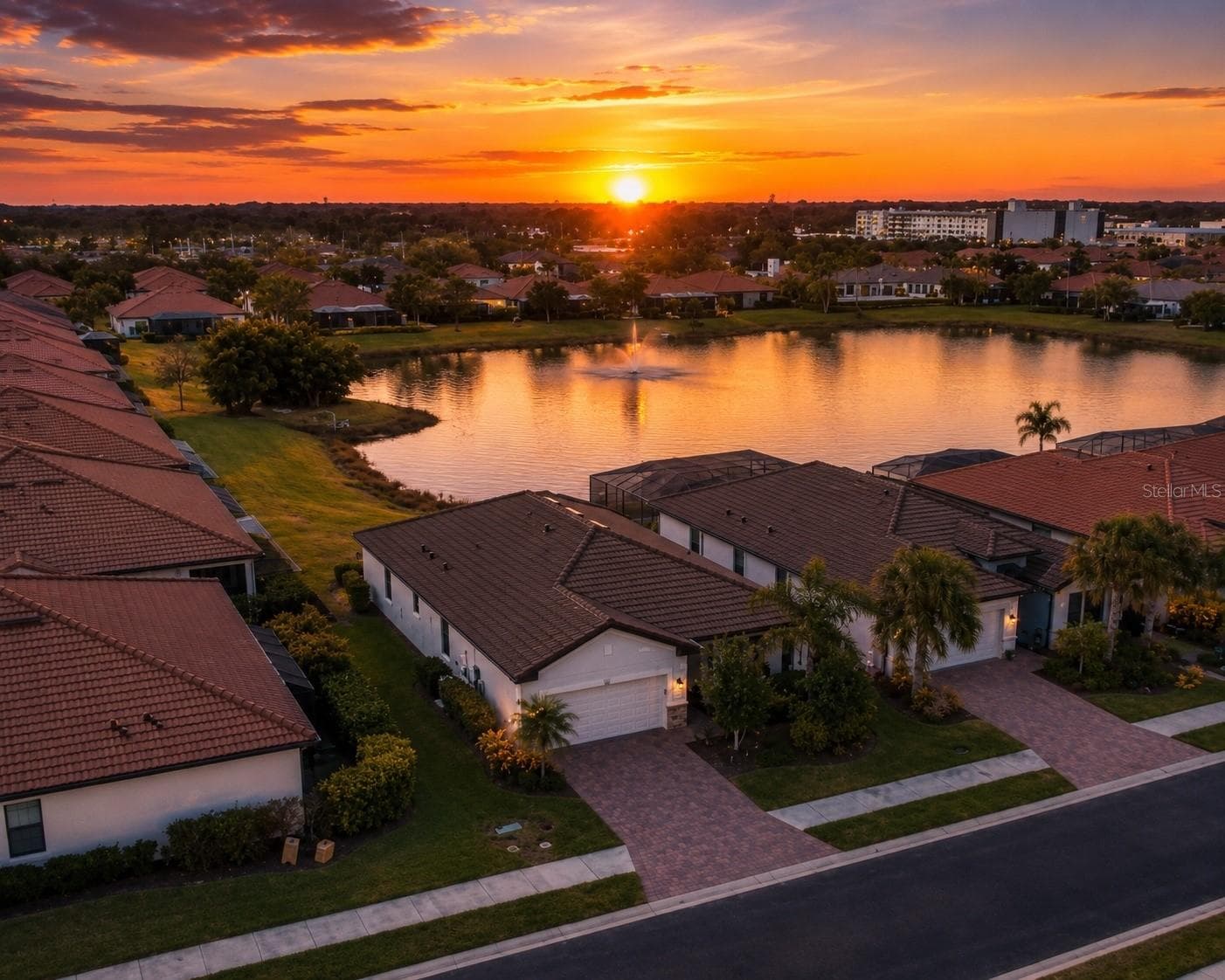 Sunset backyard - 19393 CRUISE DR, VENICE