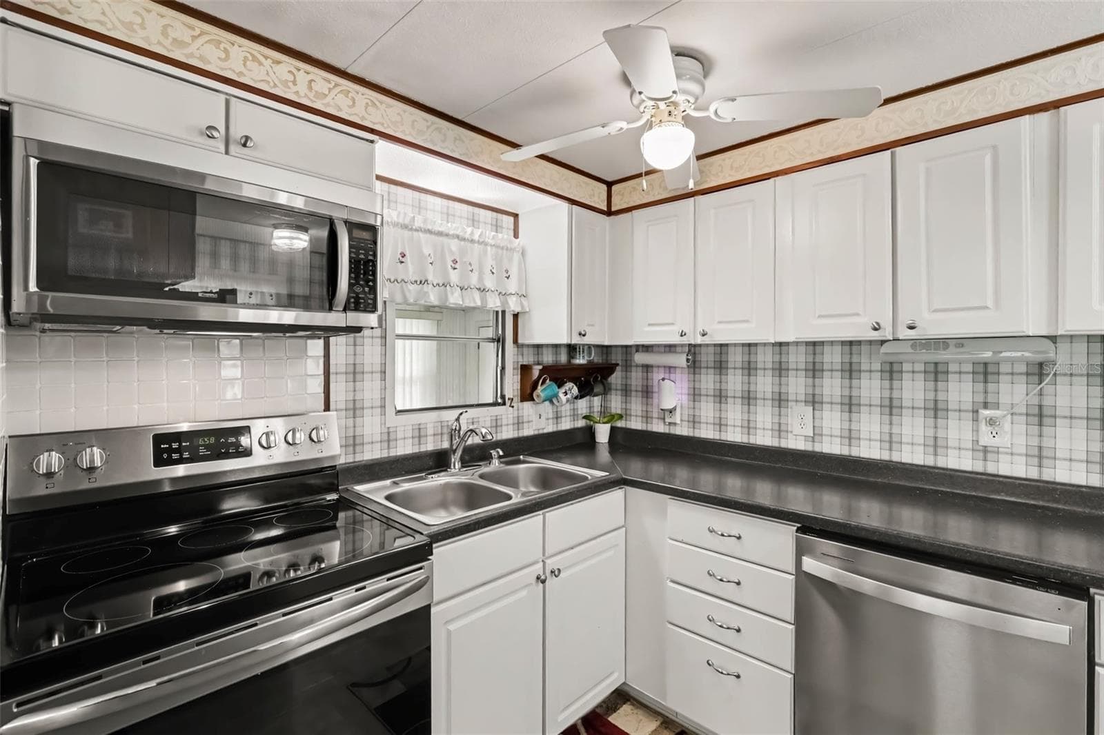 Kitchen - 37249 HAMMOND DR, ZEPHYRHILLS