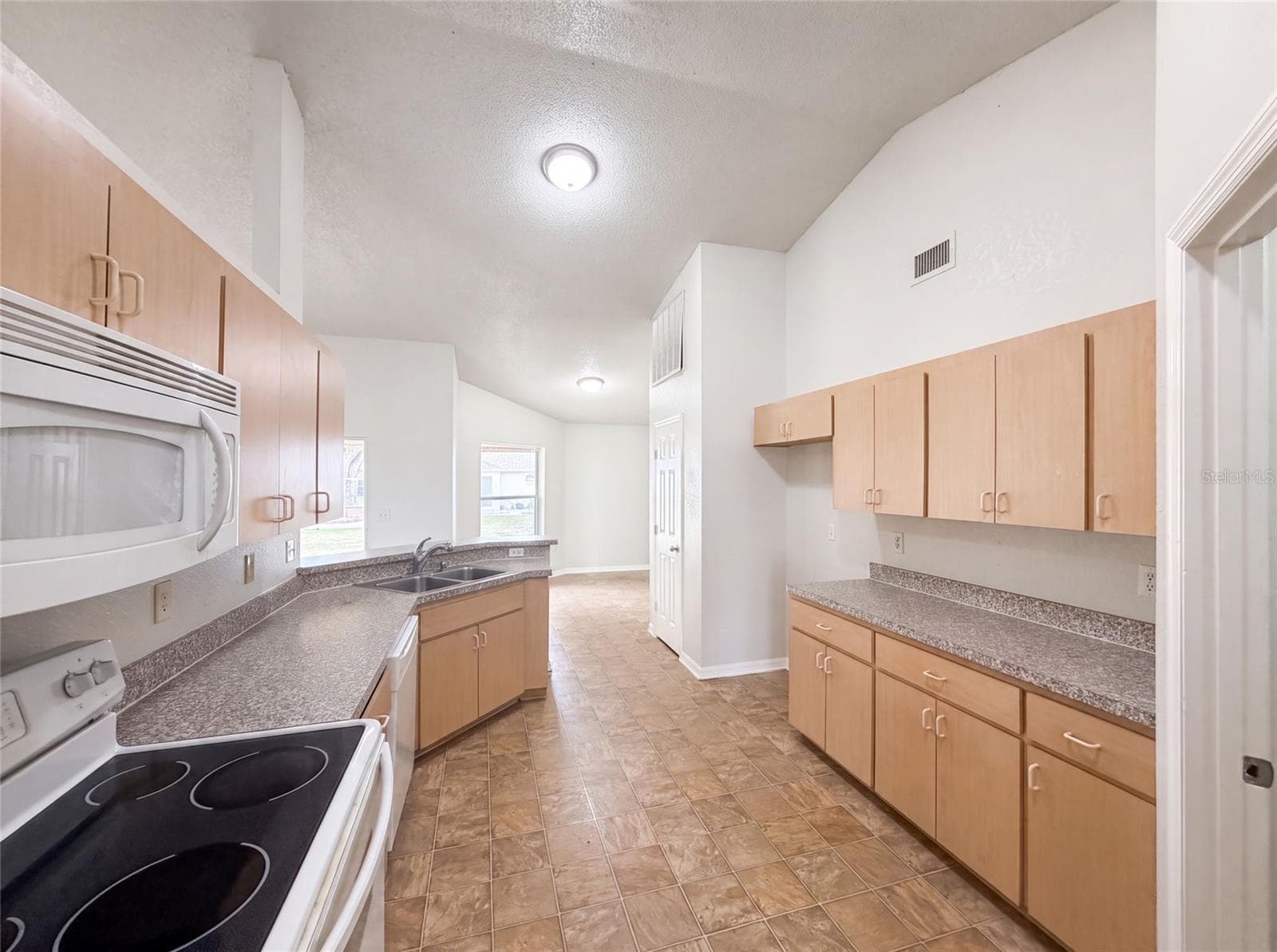 Single Family Residence at 1038 HIGHLAND CREST CIR, LAKE WALES, photo 6 of 18