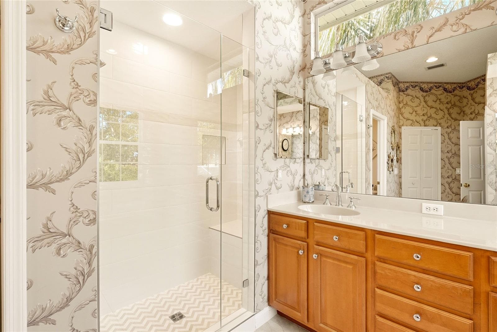 Single Family Residence at 1246 DARLINGTON OAK CIR NE, ST PETERSBURG, photo 31 of 79