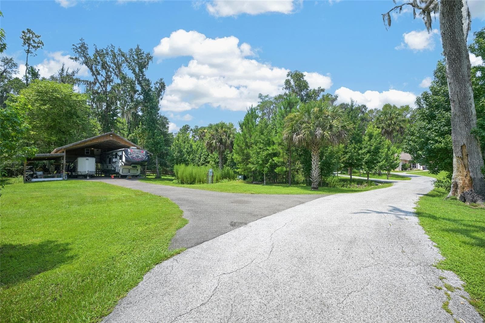 LARGE RV Parking, Lean-to, Upstairs Unfinished Barn Office - 19040 NW 88TH AVENUE RD, REDDICK