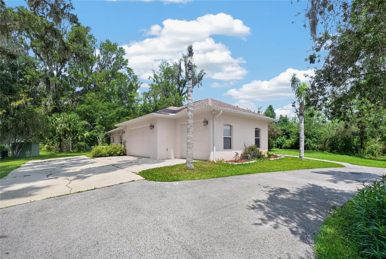 3 Car Oversized Garage with 8 Ft Doors - 19040 NW 88TH AVENUE RD, REDDICK