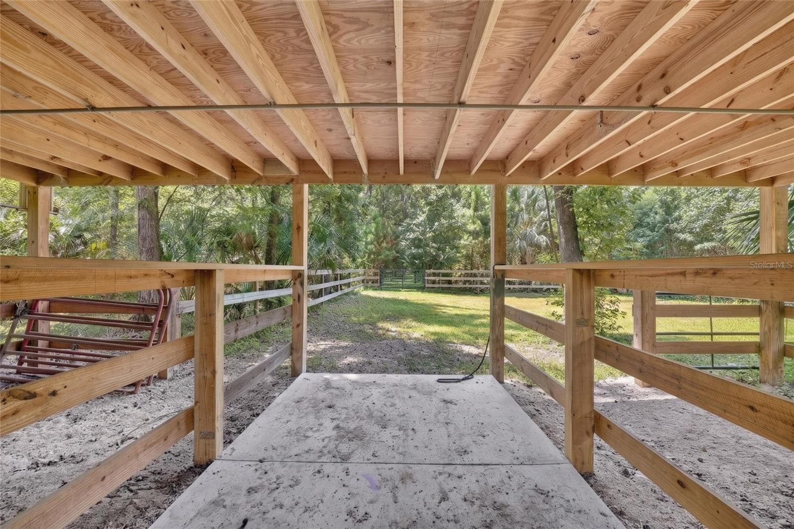 Grooming Area for Horses with 2 Stalls - 19040 NW 88TH AVENUE RD, REDDICK