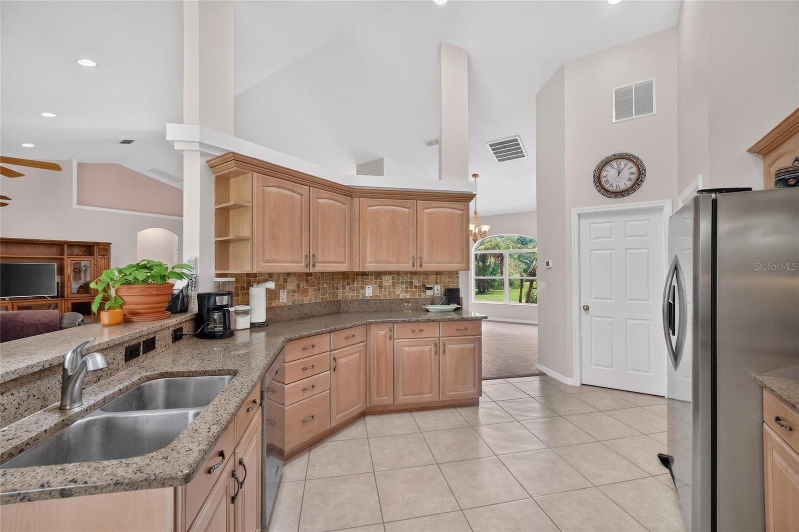 Kitchen with Granite Countertops - 19040 NW 88TH AVENUE RD, REDDICK