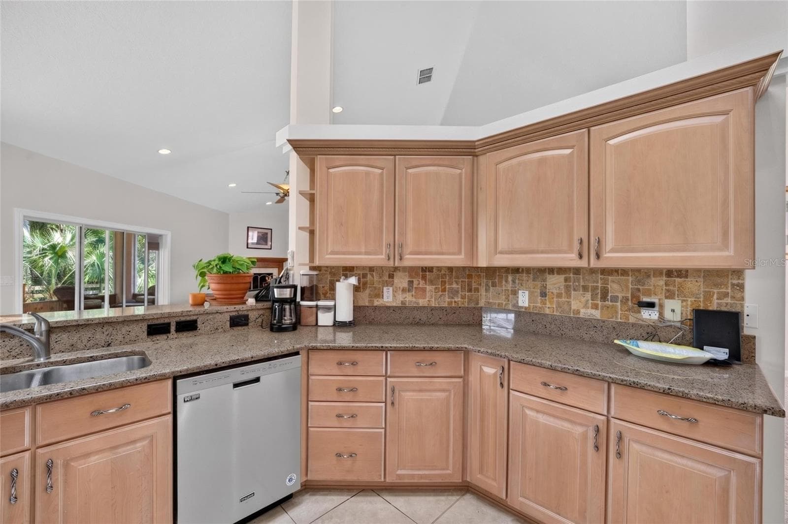 Tile Backsplash - 19040 NW 88TH AVENUE RD, REDDICK