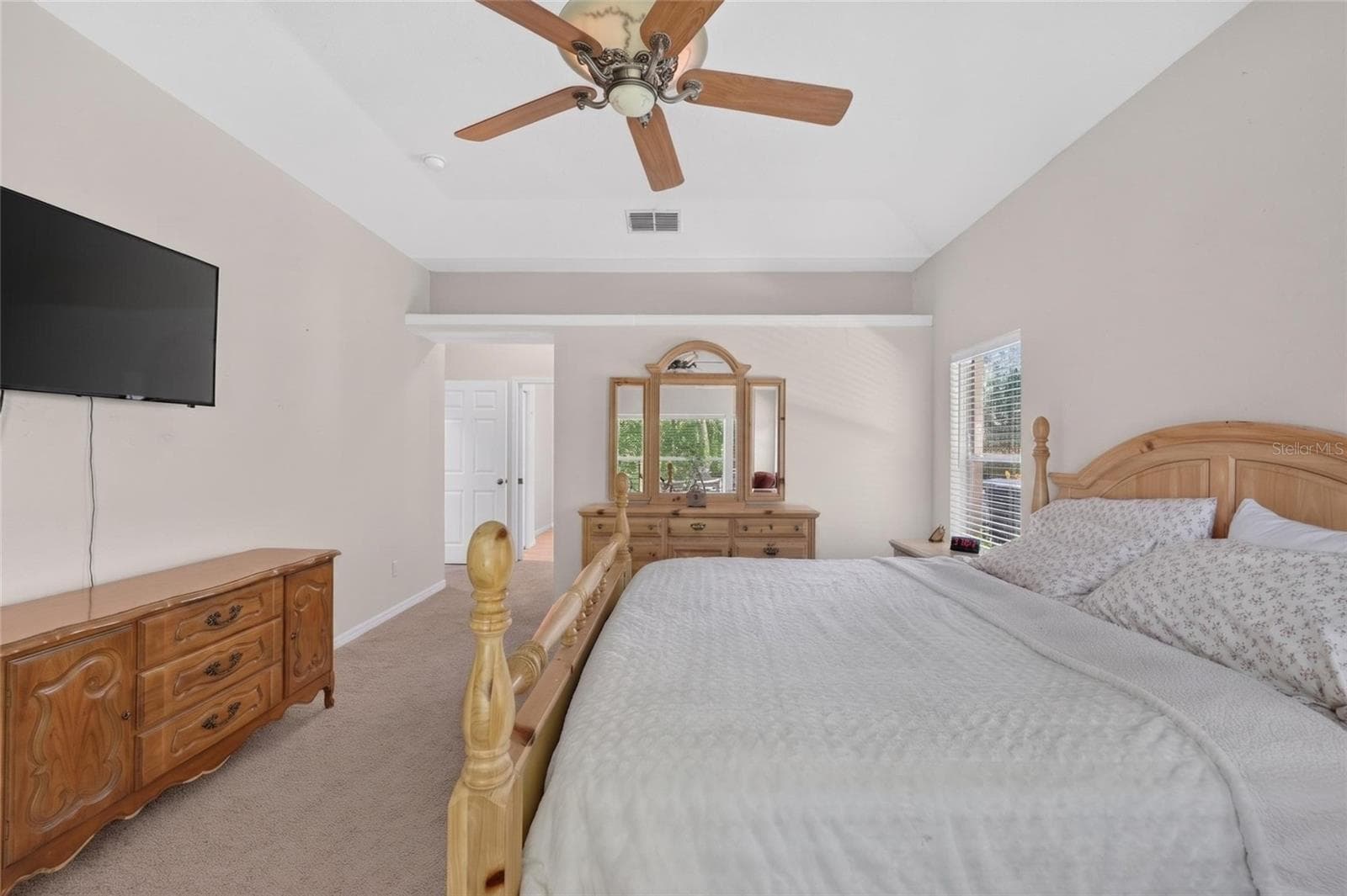 Plant Shelf and Hall to En-suite Bath - 19040 NW 88TH AVENUE RD, REDDICK