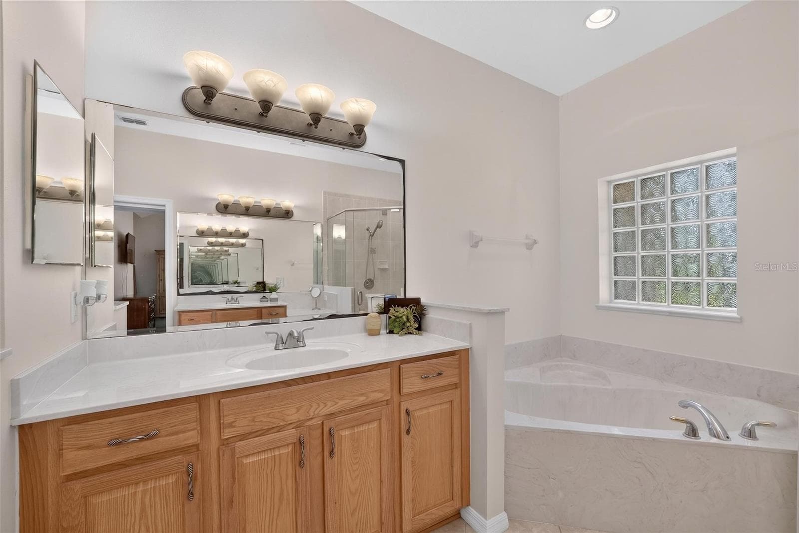 Glass Block Privacy Window - 19040 NW 88TH AVENUE RD, REDDICK